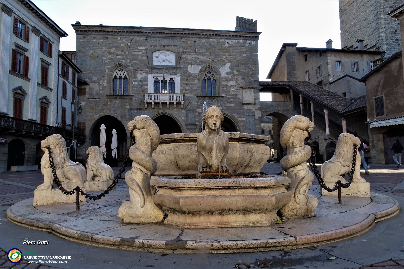 60 Fontana del Contarini in Piazza Vecchia col Palazzo della Ragione.JPG -                                